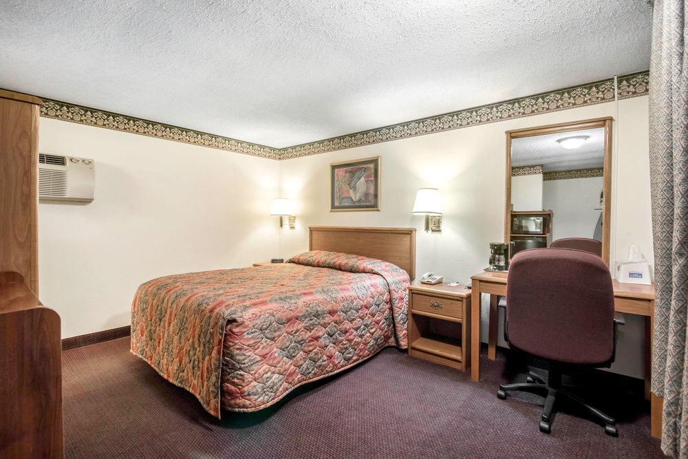 RODEWAY INN & SUITES photo 1