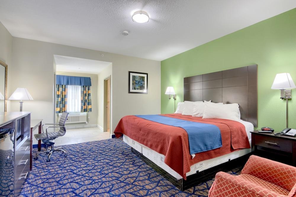 RODEWAY INN & SUITES photo 2