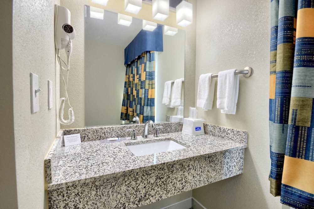 RODEWAY INN & SUITES photo 3