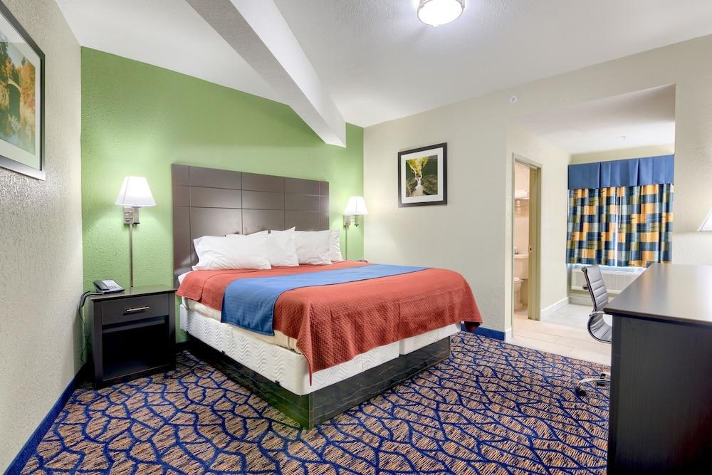 RODEWAY INN & SUITES photo 4