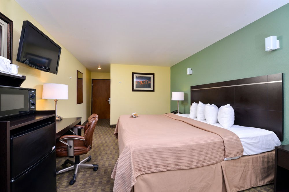 QUALITY INN & SUITES photo 1
