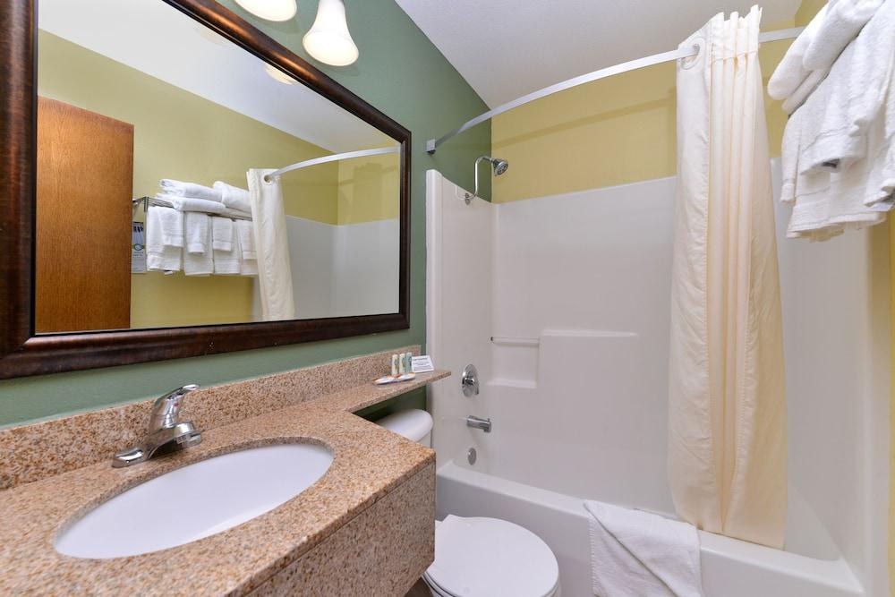 QUALITY INN & SUITES photo 3