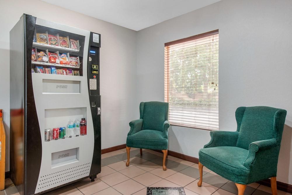 QUALITY INN & SUITES photo 2