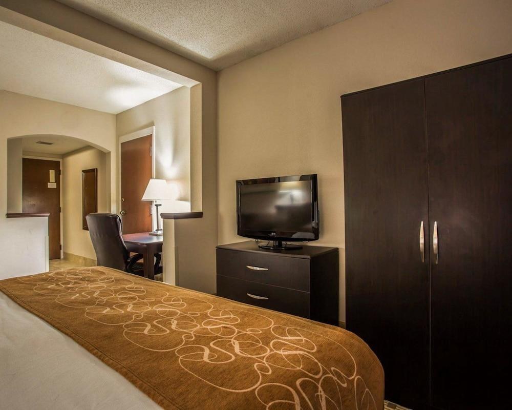 COMFORT SUITES photo 4