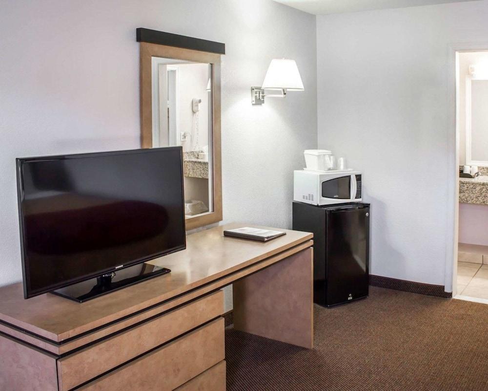 ECONO LODGE COLONIE CENTER MALL photo 3