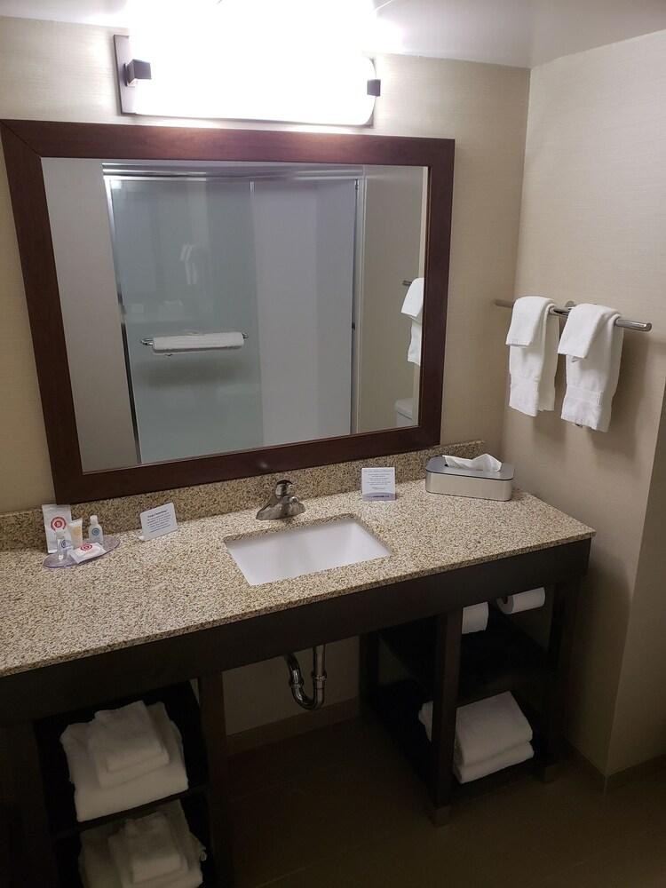 COMFORT INN & SUITES photo 2