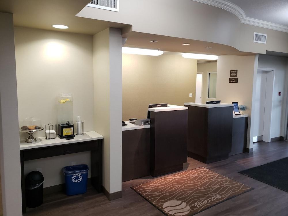 COMFORT INN & SUITES photo 4