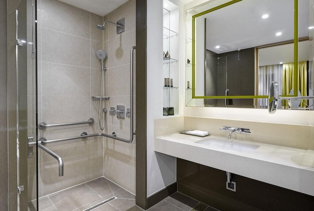 CROWNE PLAZA BATTERSEA photo 2