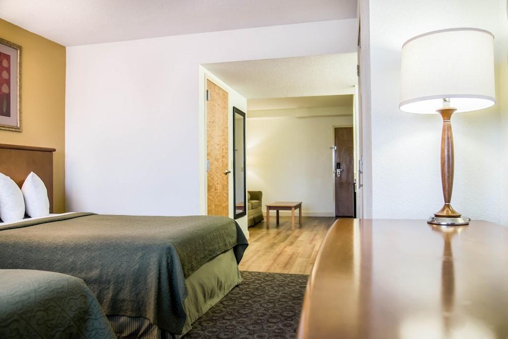 QUALITY INN & SUITES NEAR THE THEME PARKS photo 4