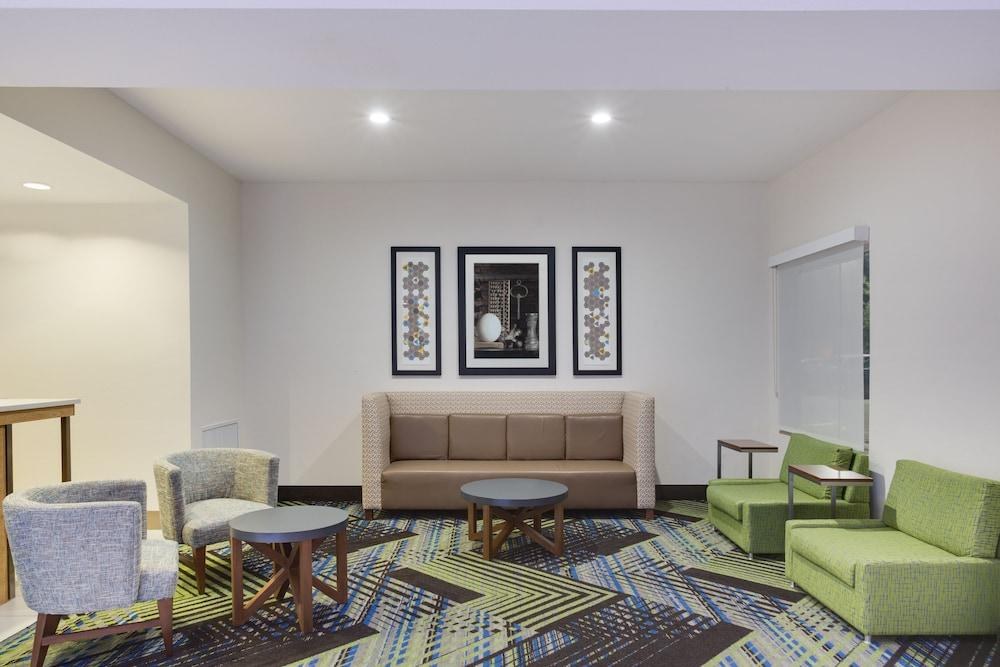 HOLIDAY INN EXPRESS & SUITES FLEMING ISLAND photo 2
