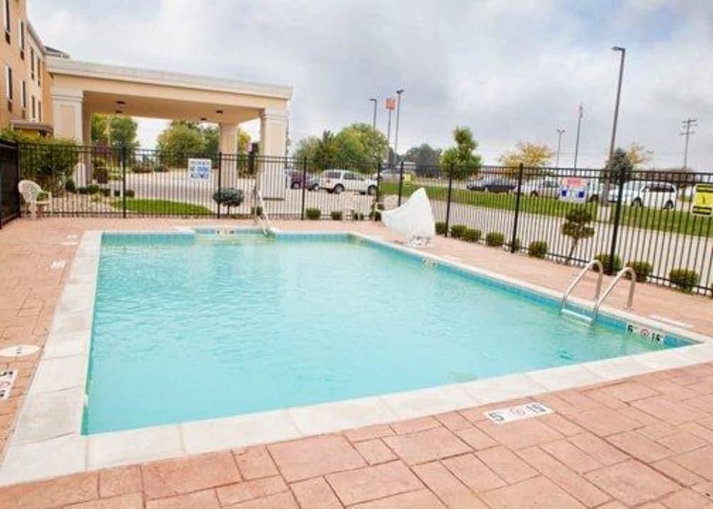 COMFORT SUITES photo 2
