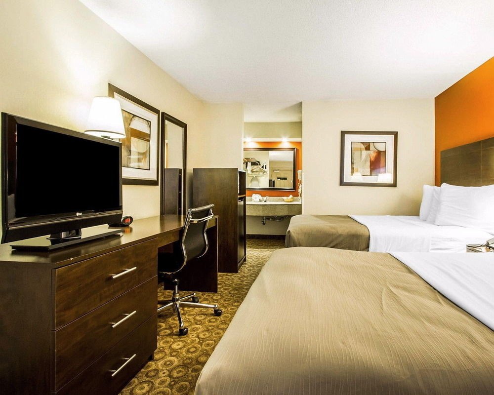 RODEWAY INN & SUITES