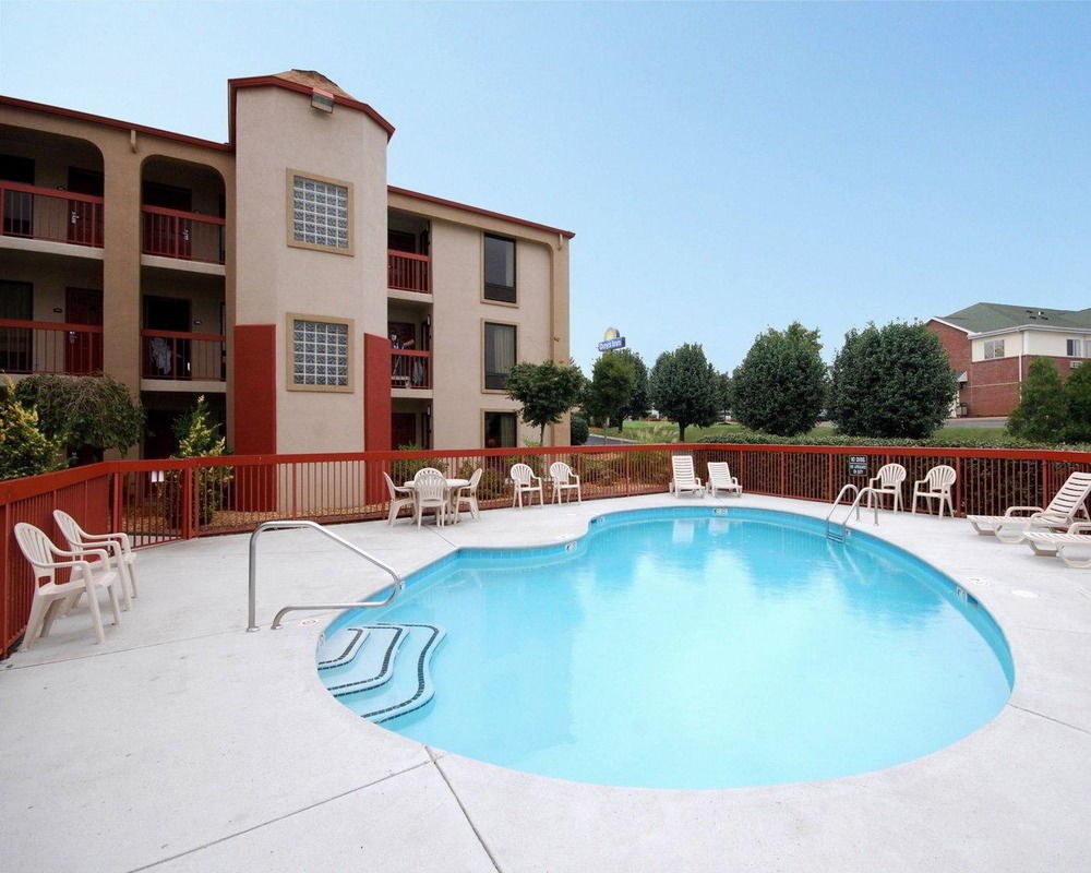 RODEWAY INN & SUITES photo 1