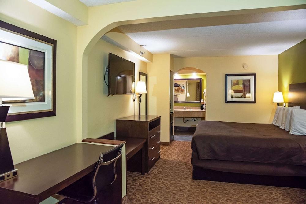 RODEWAY INN & SUITES photo 2