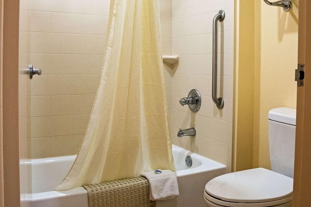 RODEWAY INN & SUITES photo 3