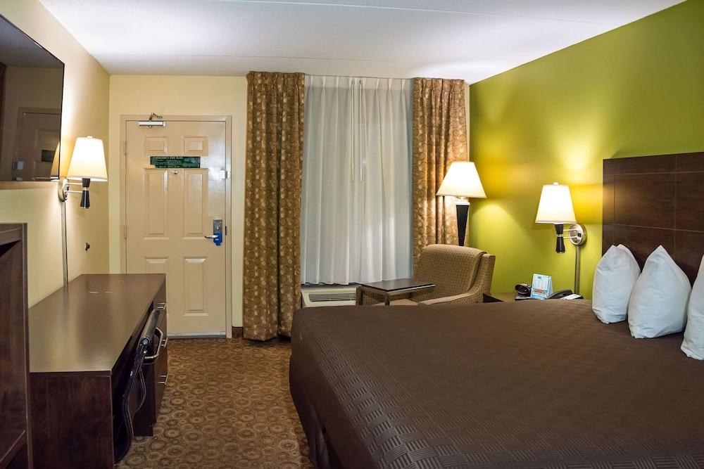 RODEWAY INN & SUITES photo 4