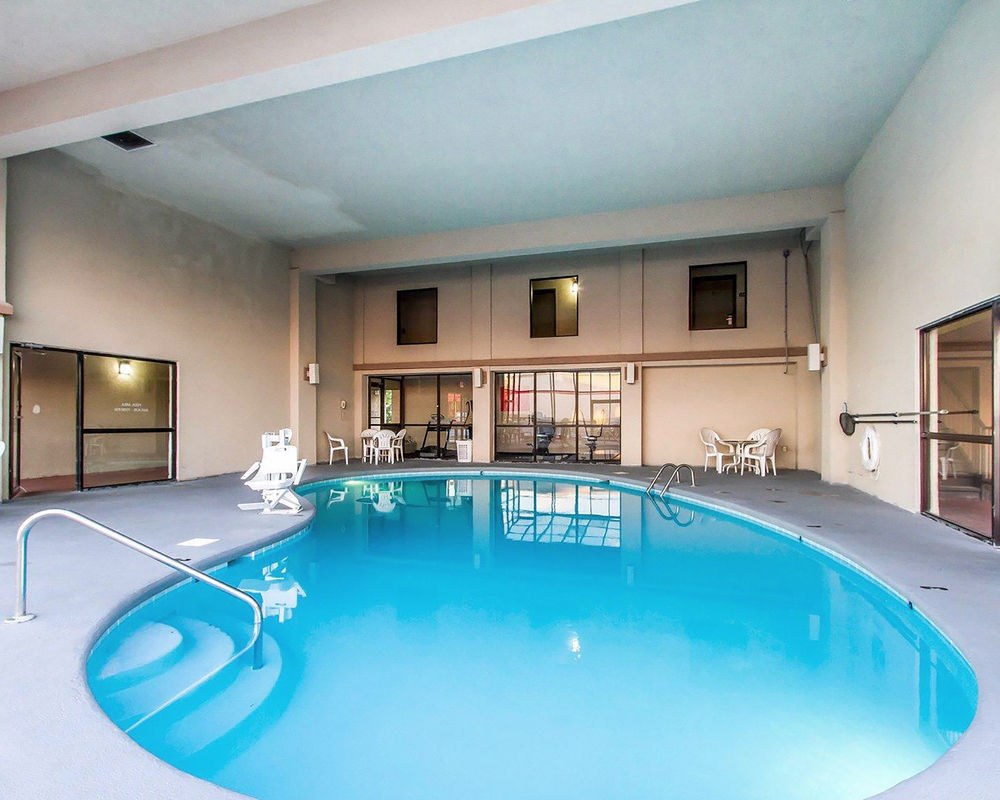 ECONO LODGE & SUITES photo 1