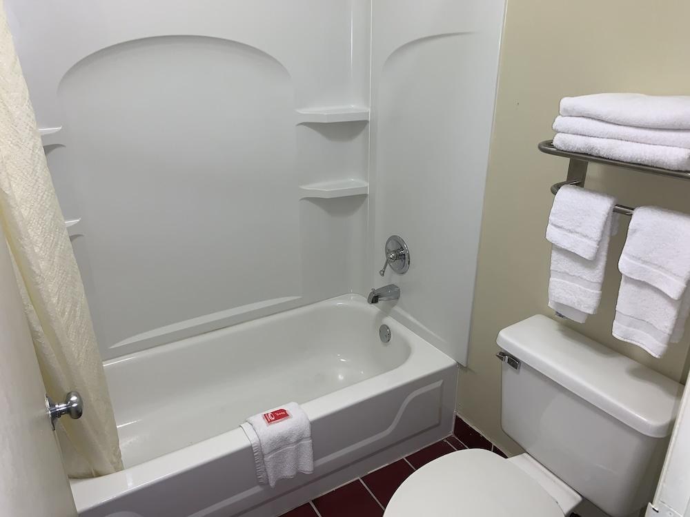 ECONO LODGE & SUITES photo 2