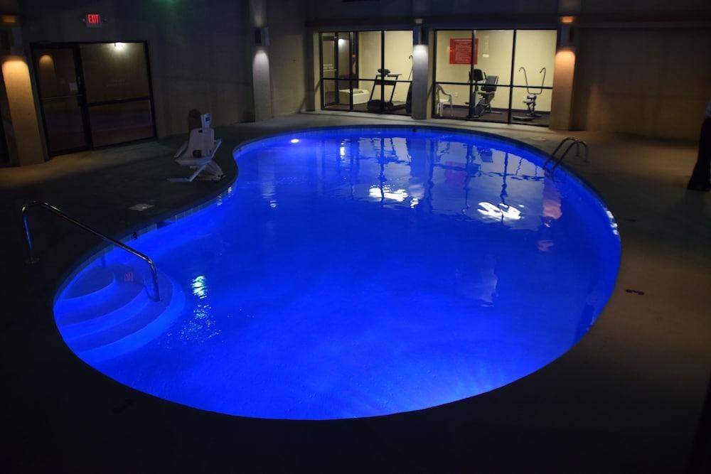 ECONO LODGE & SUITES photo 3