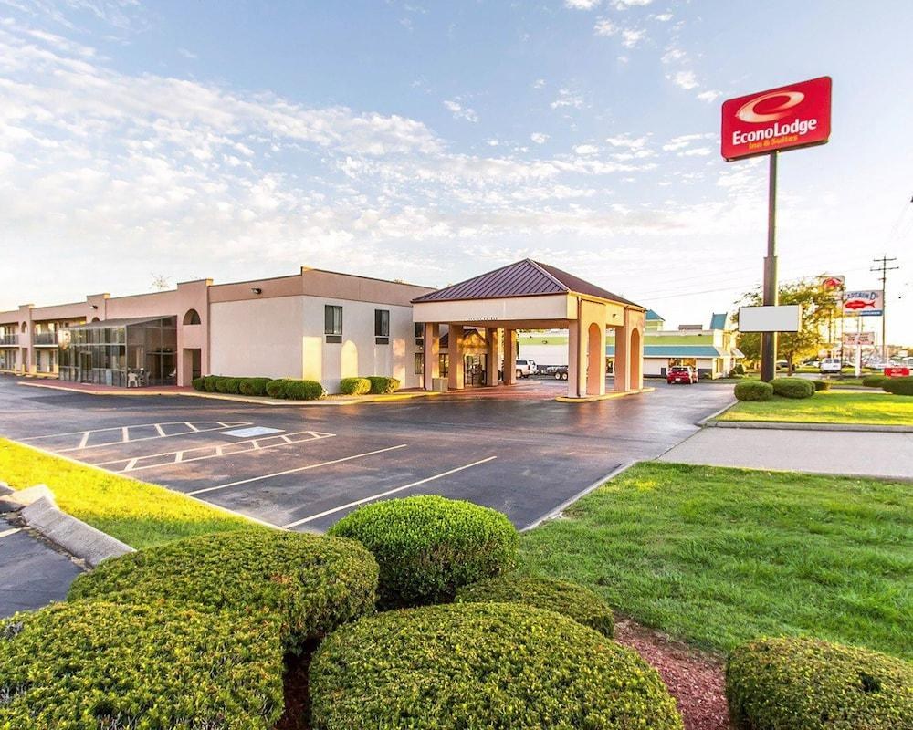 ECONO LODGE & SUITES photo 4