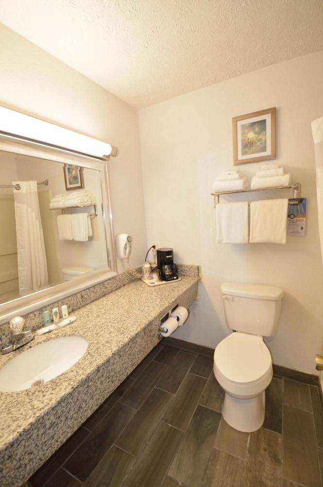 QUALITY INN ALEXIS RD photo 2