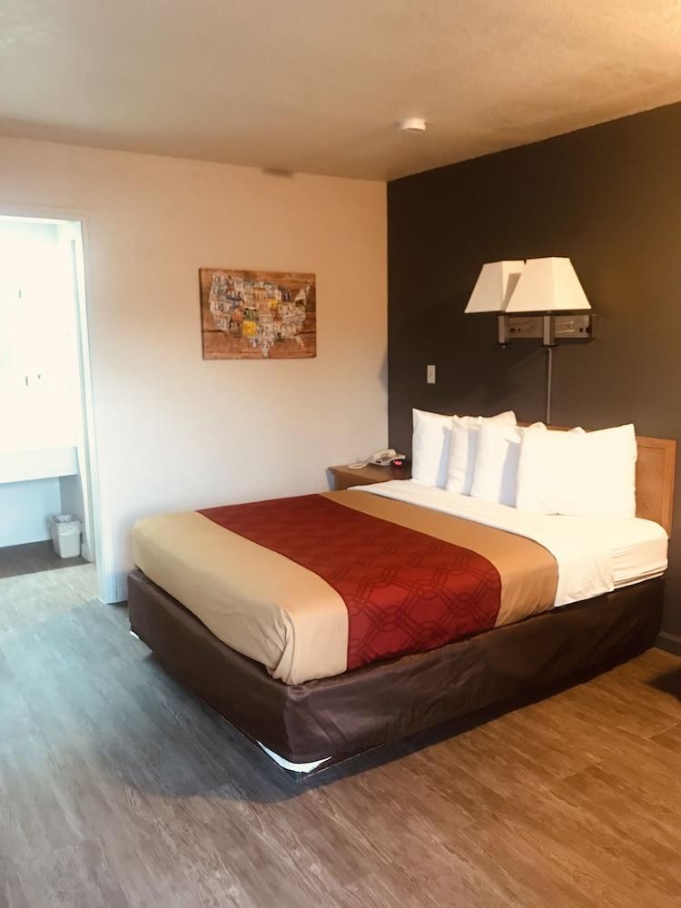 ECONO LODGE UNIVERSITY photo 2