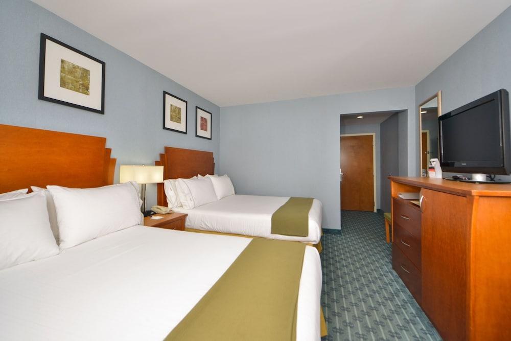 HOLIDAY INN EXPRESS LAGUARDIA ARPT photo 2