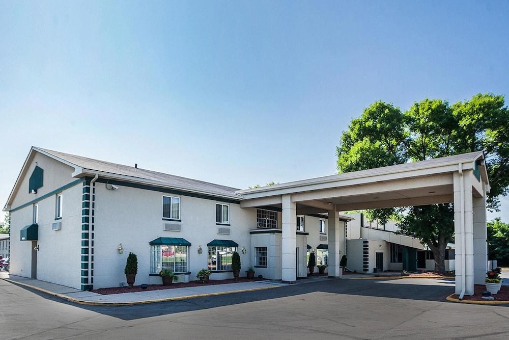 QUALITY INN & SUITES photo 4