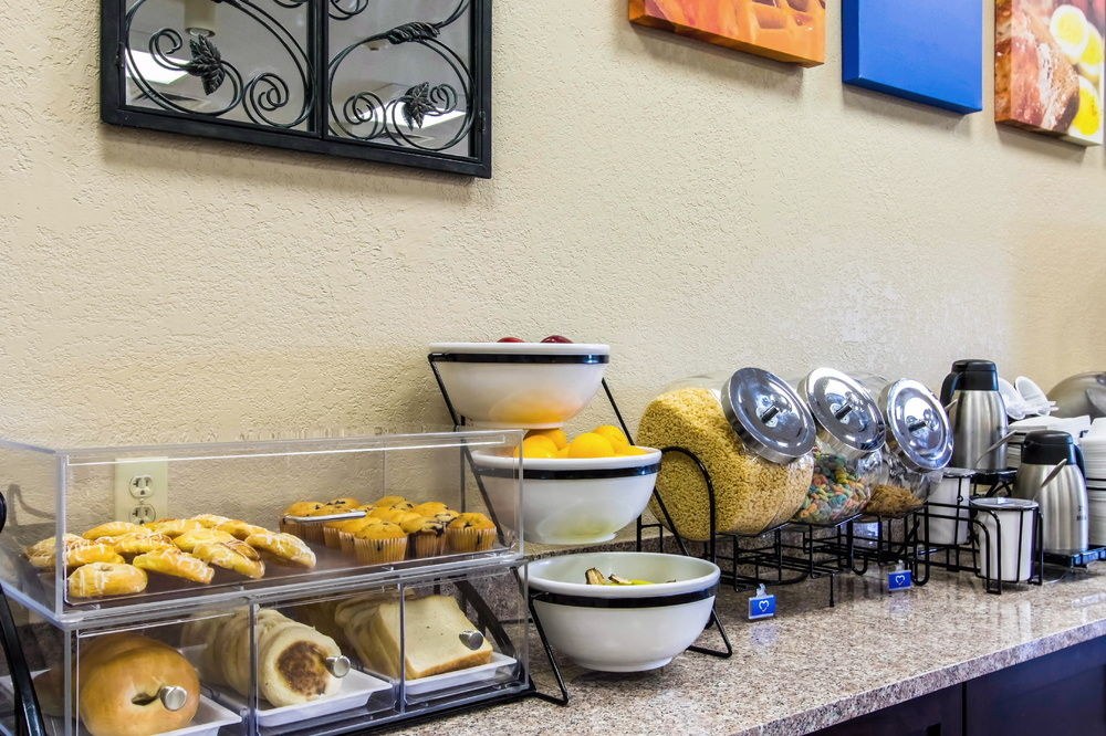 COMFORT INN & SUITES