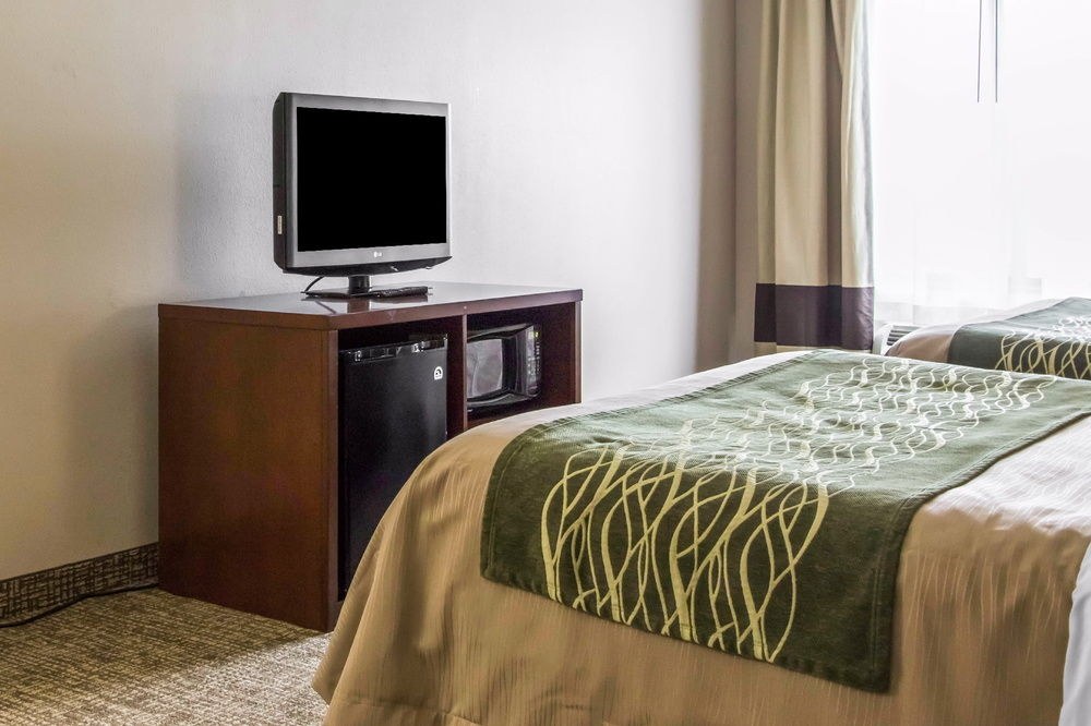COMFORT INN & SUITES photo 1