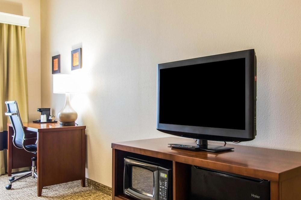 COMFORT INN & SUITES photo 4