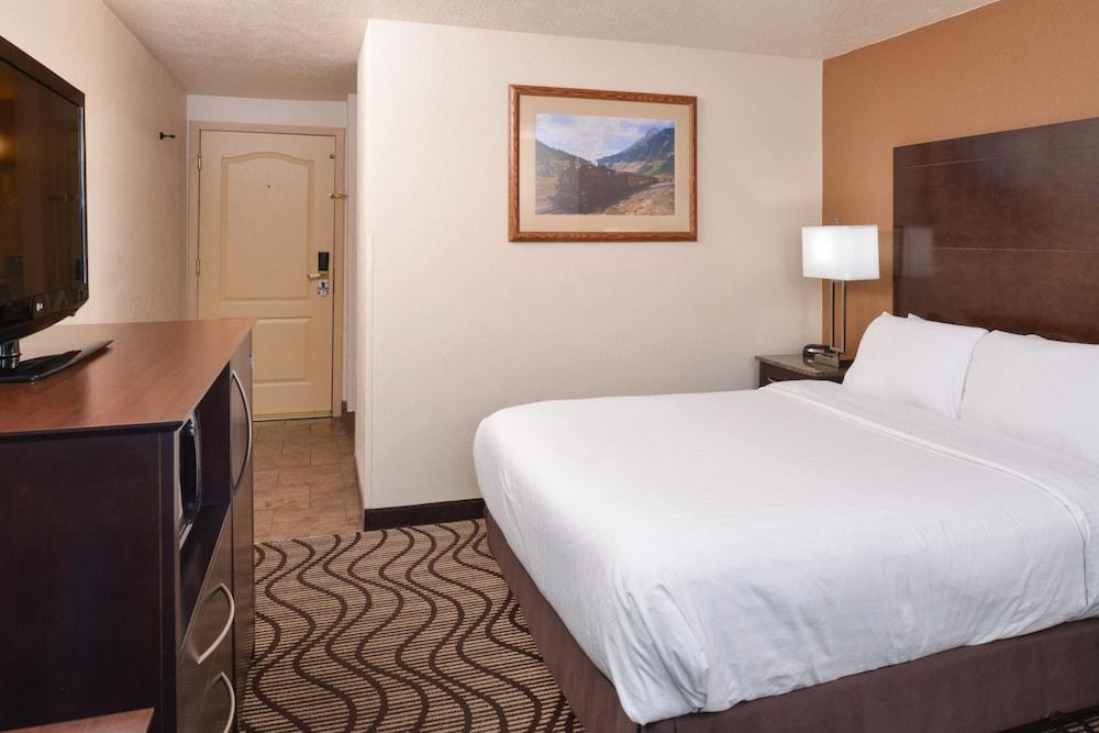 QUALITY INN & SUITES photo 2