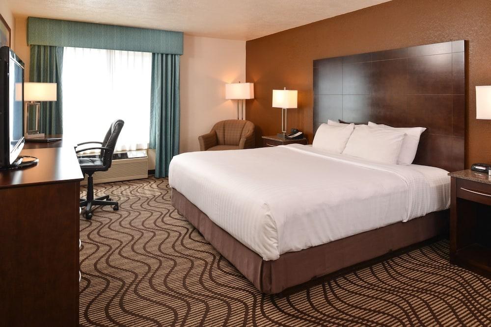 QUALITY INN & SUITES photo 3