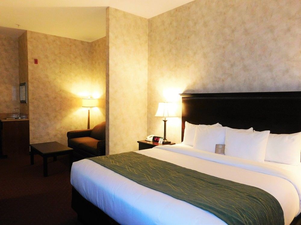 COMFORT INN & SUITES
