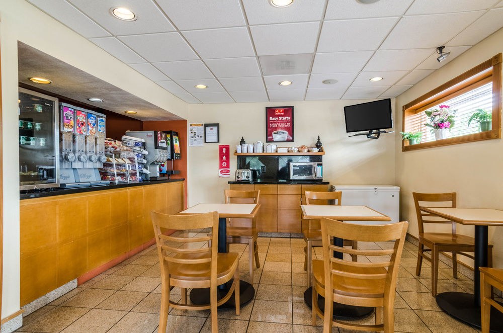 ECONO LODGE  INN & SUITES I-35 AT SHAWNEE MISSION