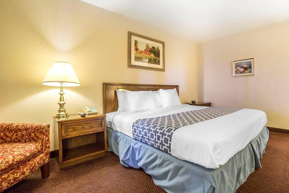 ECONO LODGE INN & SUITES SANDY photo 4