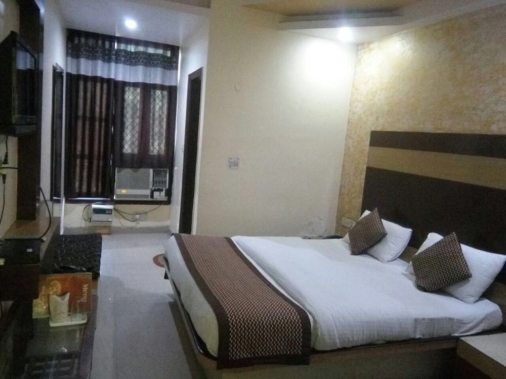 SPLASH HOTEL