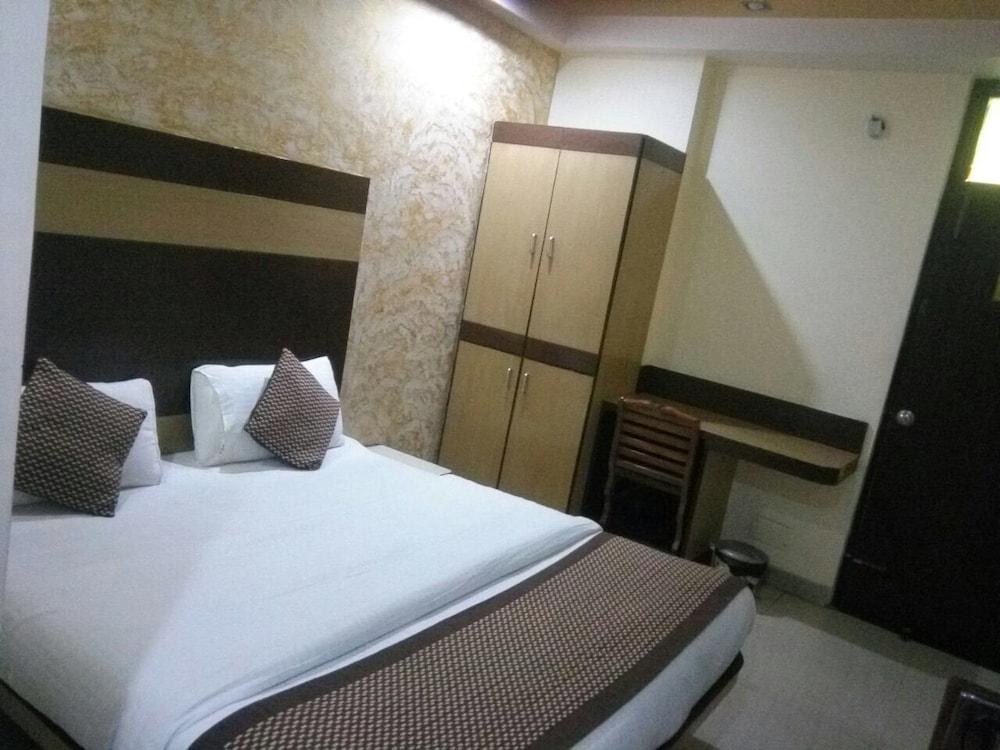 SPLASH HOTEL photo 2
