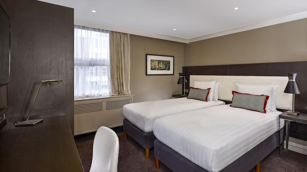 DoubleTree by Hilton London - Ealing photo 4