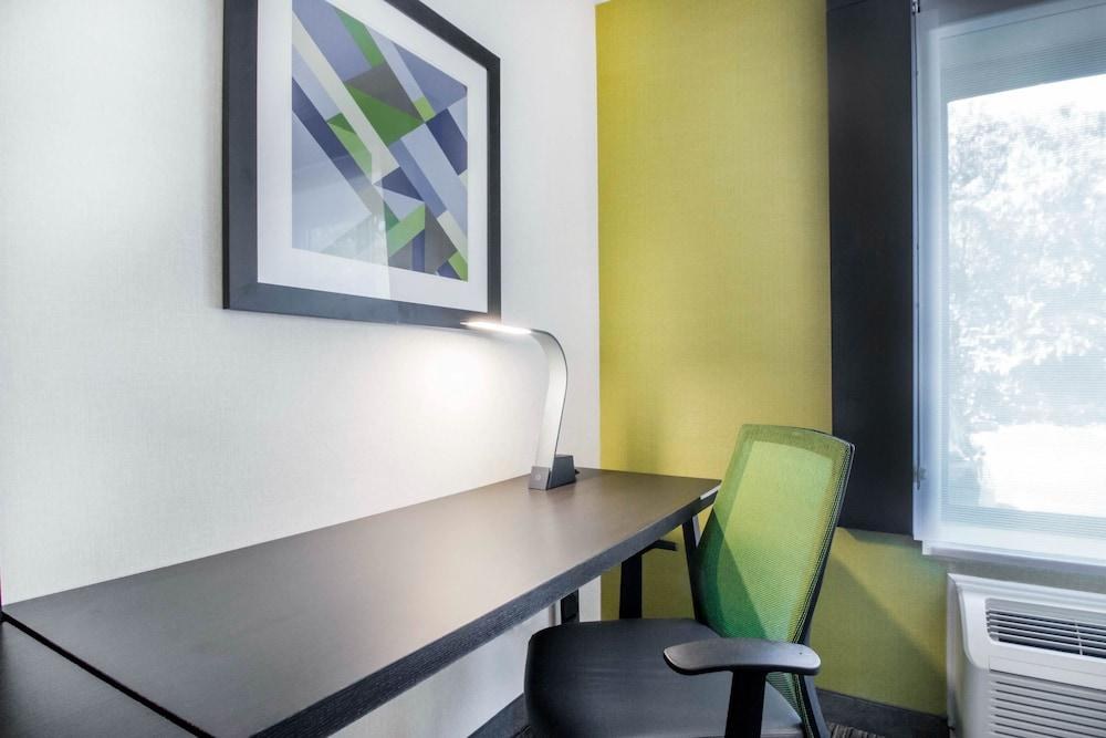 Holiday Inn Express & Suites Albany Airport - Wolf photo 3