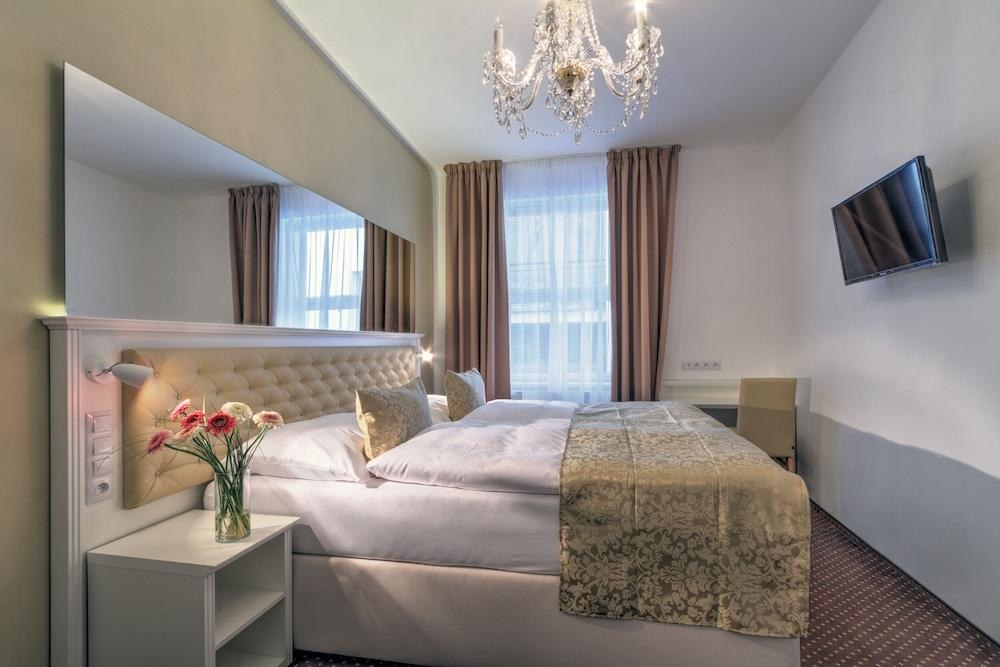 TAURUS HOTEL photo 2