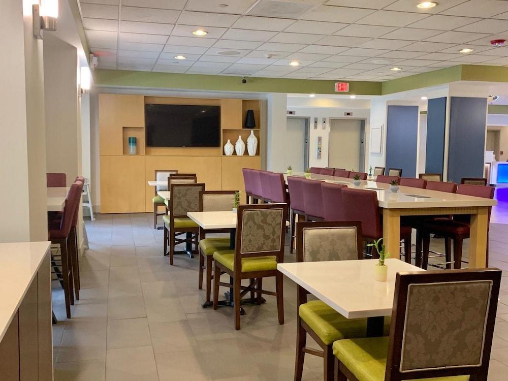 HOLIDAY INN EXPRESS & SUITES MIAMI-HIALEAH photo 3