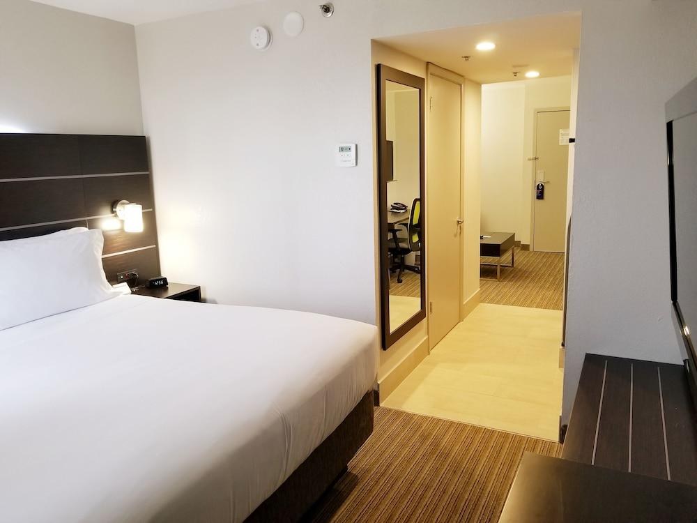 HOLIDAY INN EXPRESS & SUITES MIAMI-HIALEAH photo 4