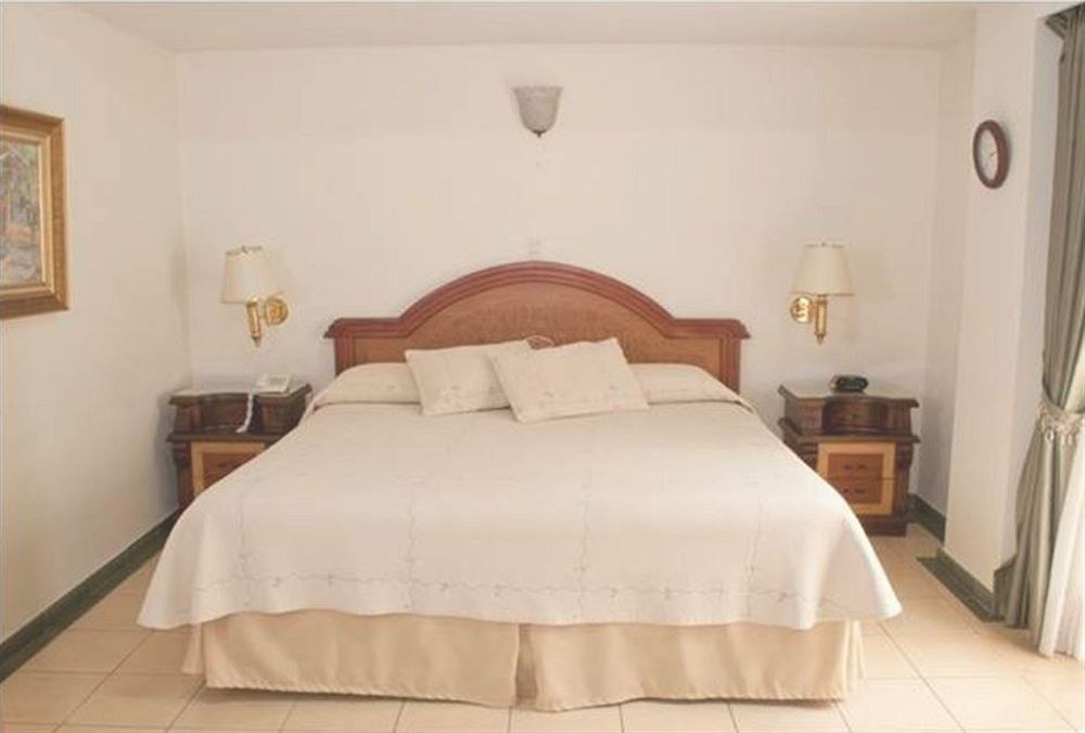 CASA LAURELES HOTEL