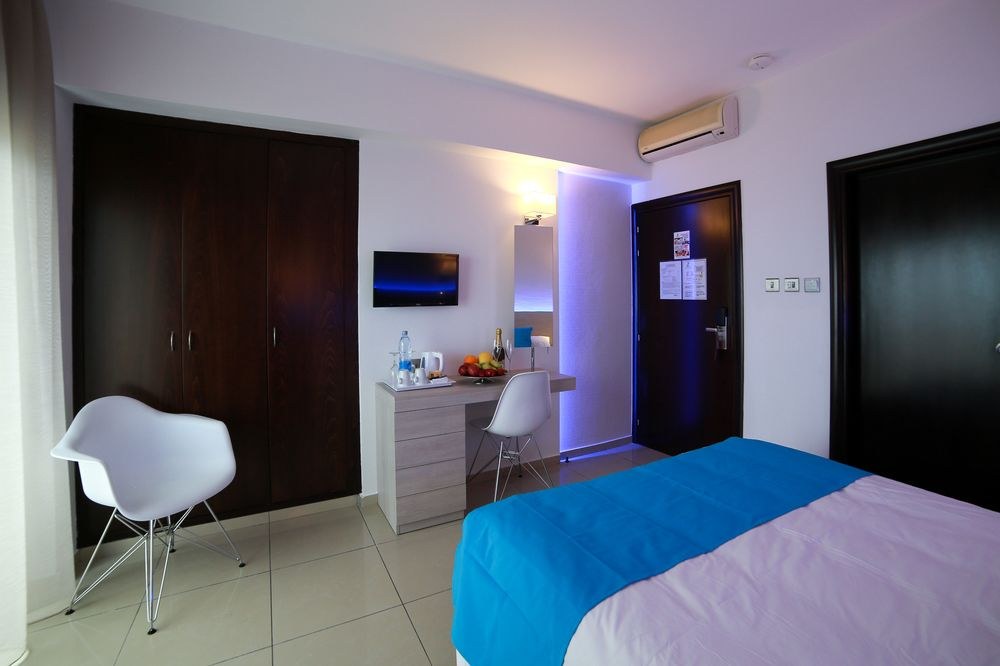 LES PALMIERS BEACH HOTEL