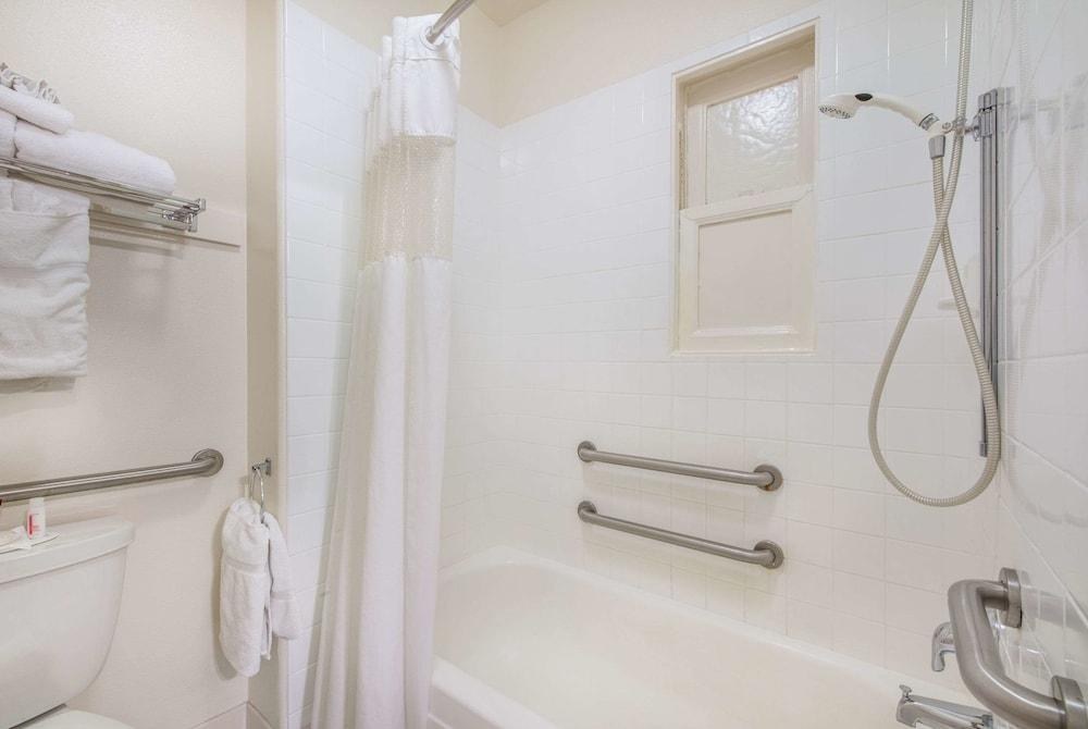 RAMADA BY WYNDHAM GASLAMP CONVENTION CENTER photo 4