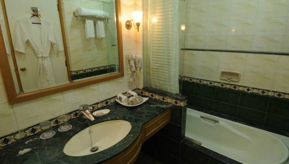 FARIYAS photo 2
