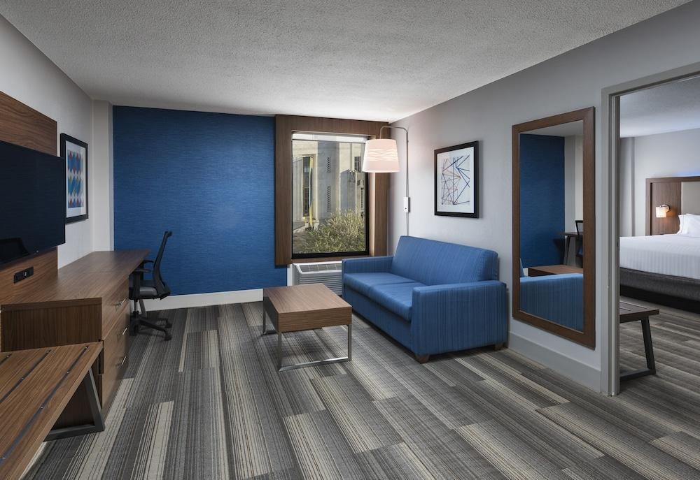 HOLIDAY INN EXPRESS NASHVILLE DOWNTOWN CONFERENCE CENTER photo 2