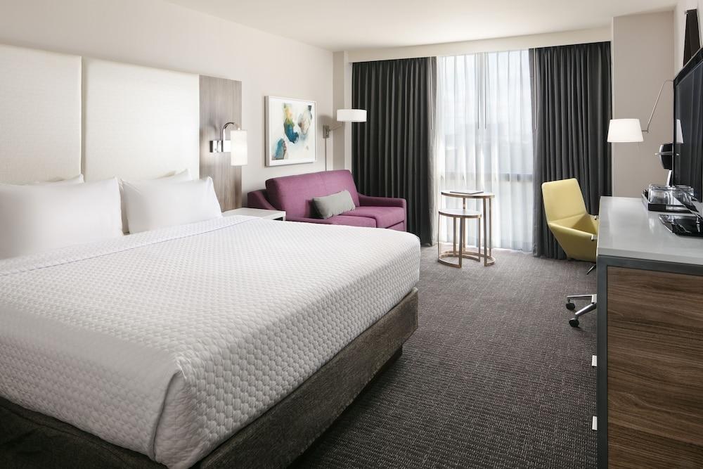 CROWNE PLAZA DALLAS MARKET CENTER photo 2