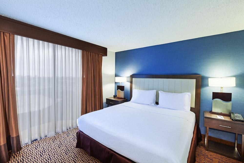 Embassy Suites by Hilton Dallas Market Center photo 2